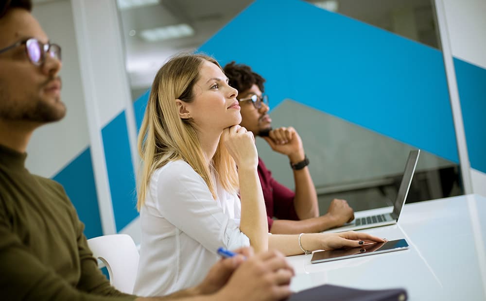 Working and studying at the same time: how to turn your professional experience into a competitive advantage